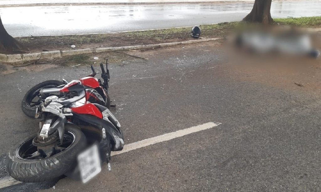 Imagem Ilustrando a Notícia: Homem morre após motocicleta deslizar em galho e bater em árvore, em Goiânia