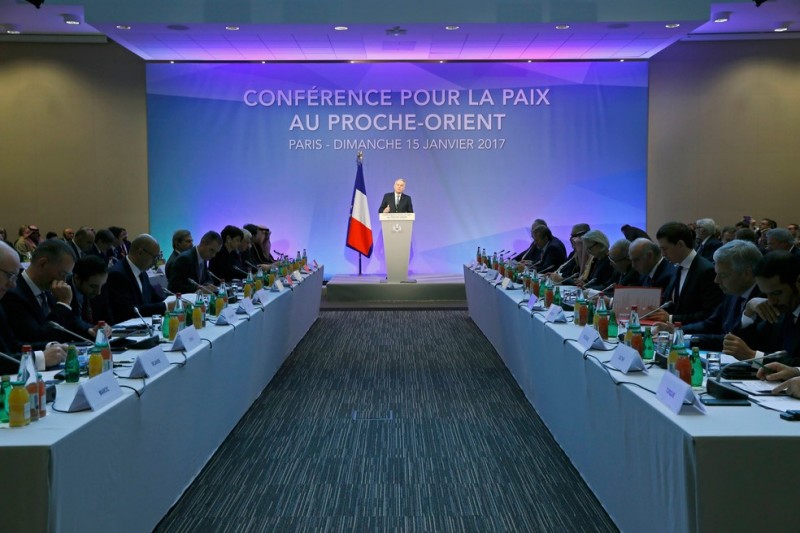 Imagem Ilustrando a Notícia: Paris sedia Conferência pela Paz
