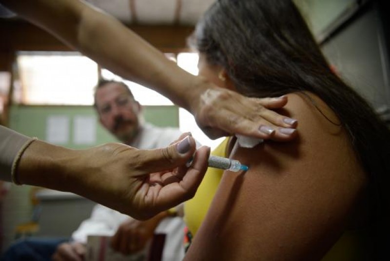 Imagem Ilustrando a Notícia: Governo amplia público-alvo de vacinas de HPV para adultos até 26 anos