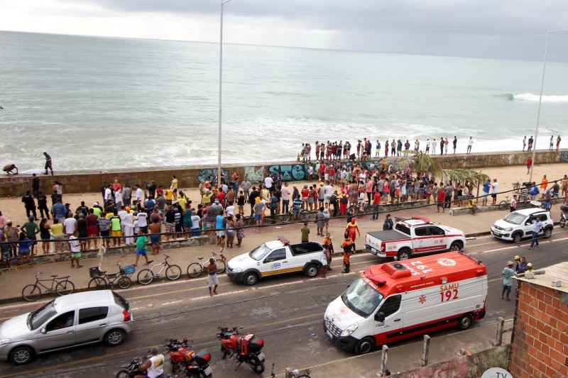 Imagem Ilustrando a Notícia: Helicóptero da Rede Globo cai no mar em Recife e deixa dois mortos