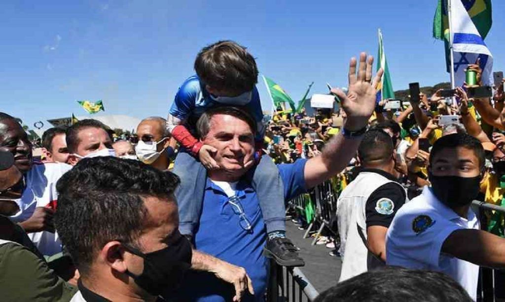 Imagem Ilustrando a Notícia: Bolsonaro vai ao Planalto cumprimentar manifestantes que criticam STF
