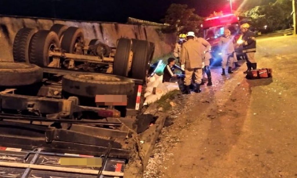 Imagem Ilustrando a Notícia: Caminhão tomba e deixa dois feridos no Balneário Meia Ponte em Goiânia
