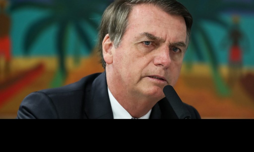 Imagem Ilustrando a Notícia: No Twitter, Bolsonaro chama general que o criticou de ‘melancia’