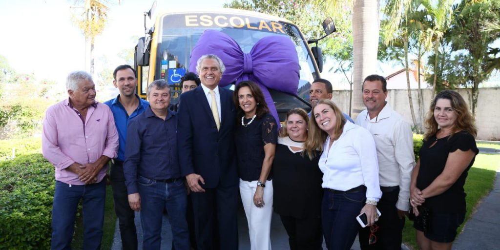 Imagem Ilustrando a Notícia: Caiado anuncia 73 novos ônibus escolares para 60 municípios goianos