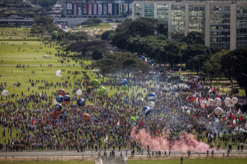Imagem Ilustrando a Notícia: Manifestação em Brasília tem tumulto na chegada ao Congresso Nacional