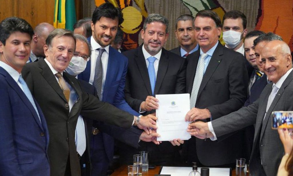 Imagem Ilustrando a Notícia: Privatização dos Correios: Bolsonaro entrega projeto à Câmara