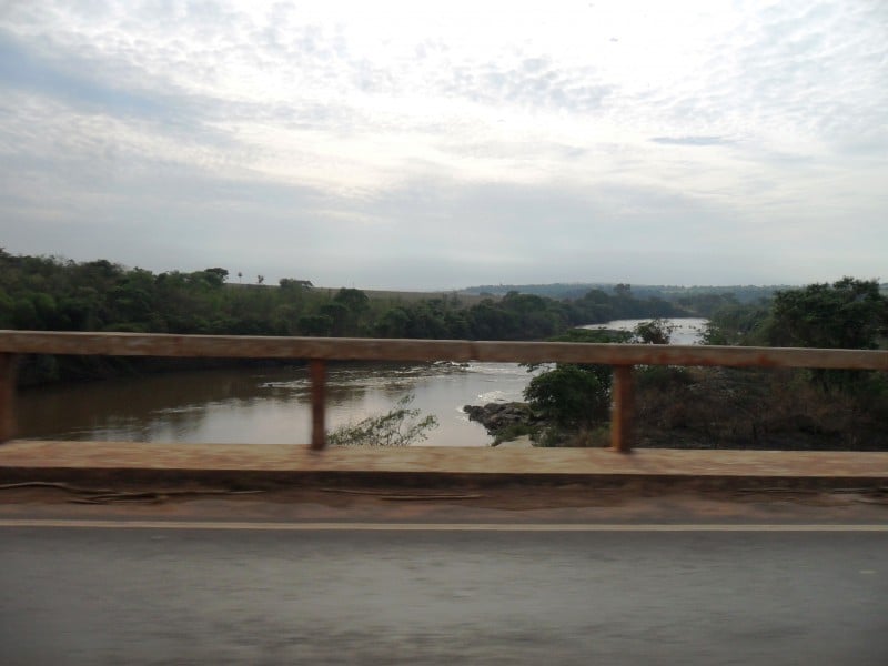 Imagem Ilustrando a Notícia: Ponte do Rio das Almas continua com restrições de passagem e muita confusão