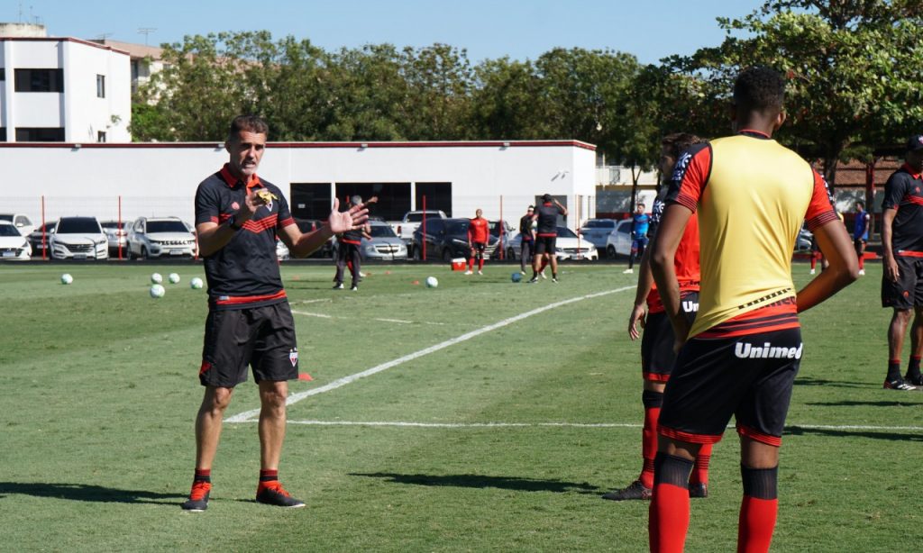 Imagem Ilustrando a Notícia: Sem Jorginho e com Kayzer, Atlético visita o Fluminense no Rio de Janeiro