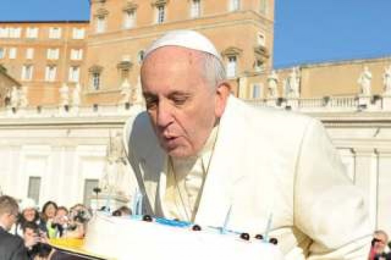Imagem Ilustrando a Notícia: Papa faz 80 anos e oferece bolo a beneficiados por projeto social