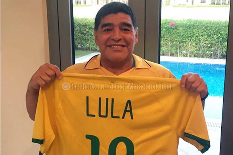 Imagem Ilustrando a Notícia: Maradona é convidado para jogo beneficente com Lula e Chico Buarque
