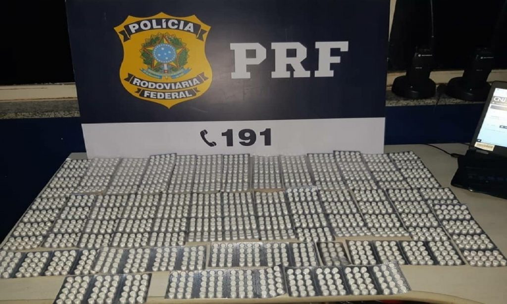Imagem Ilustrando a Notícia: Polícia Rodoviária Federal apreende mais de 2 mil comprimidos de rebite