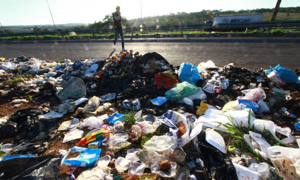 Imagem Ilustrando a Notícia: Lixo é descartado de forma irregular no Parque Madre Germana, em Aparecida de Goiânia