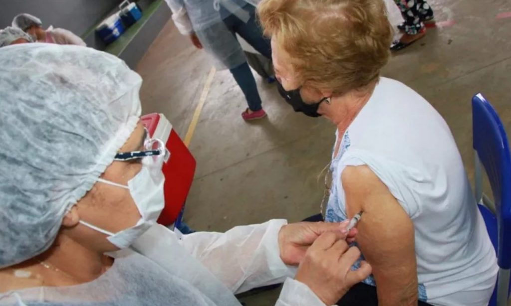Imagem Ilustrando a Notícia: Goiânia começa a aplicar quarta dose da vacina contra Covid-19, nesta quinta-feira (24)