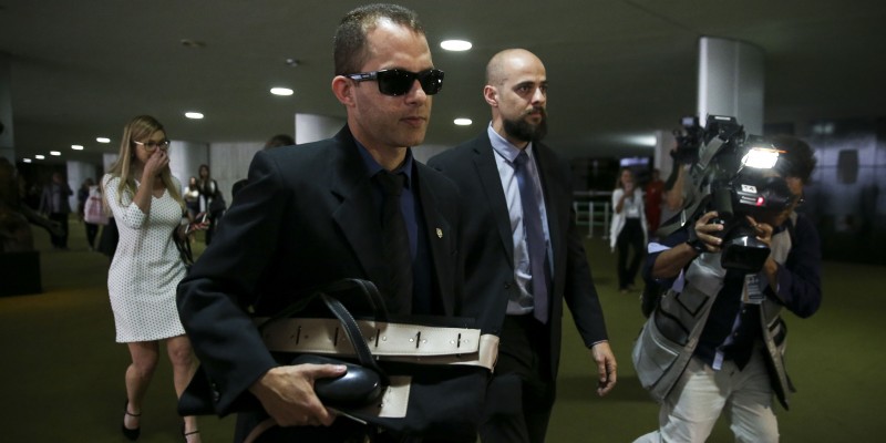 Imagem Ilustrando a Notícia: Com mandado do STF, Rogério Arantes se entrega na sede da PF