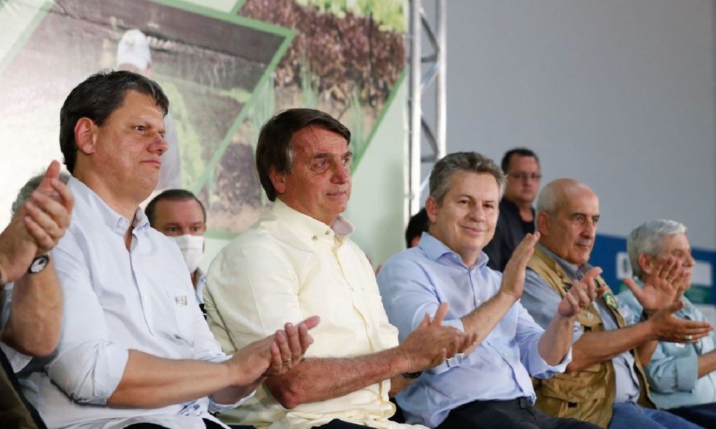 Imagem Ilustrando a Notícia: Bolsonaro entrega títulos de propriedade rural em Mato Grosso