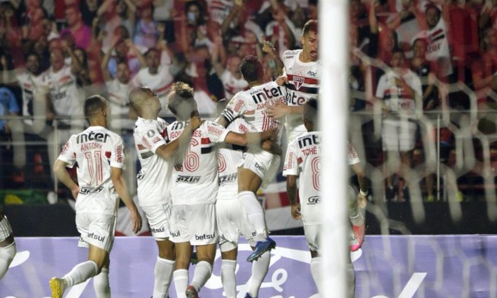 Imagem Ilustrando a Notícia: Flamengo rende o esperado, São Paulo se recupera e Athletico decepciona