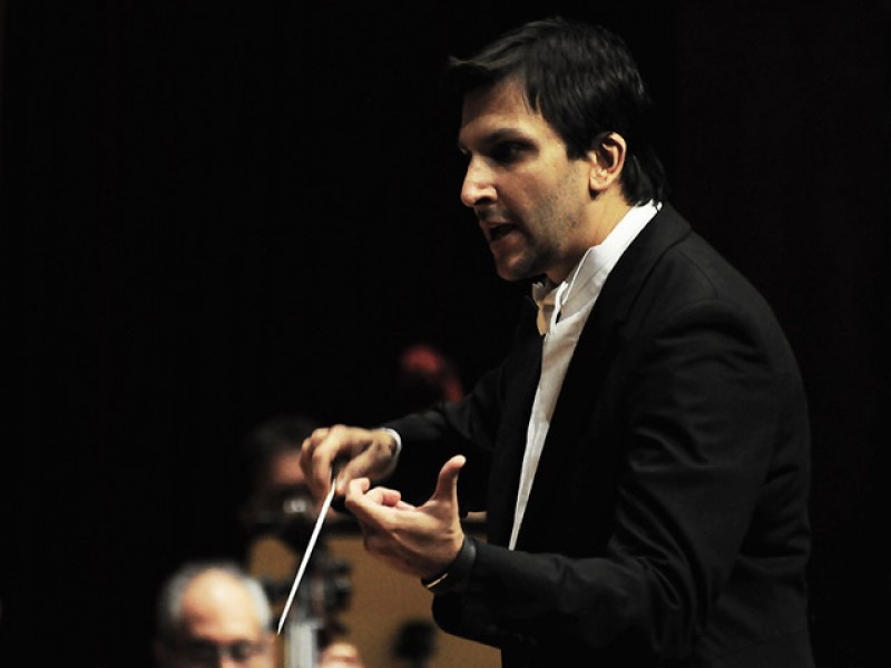 Imagem Ilustrando a Notícia: Orquestra Filarmônica recebe concerto do maestro Carlos Prazeres