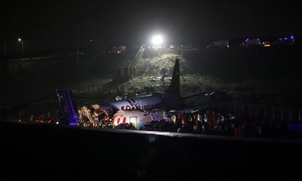 Imagem Ilustrando a Notícia: Avião derrapa ao pousar e se parte em três pedaços na Turquia