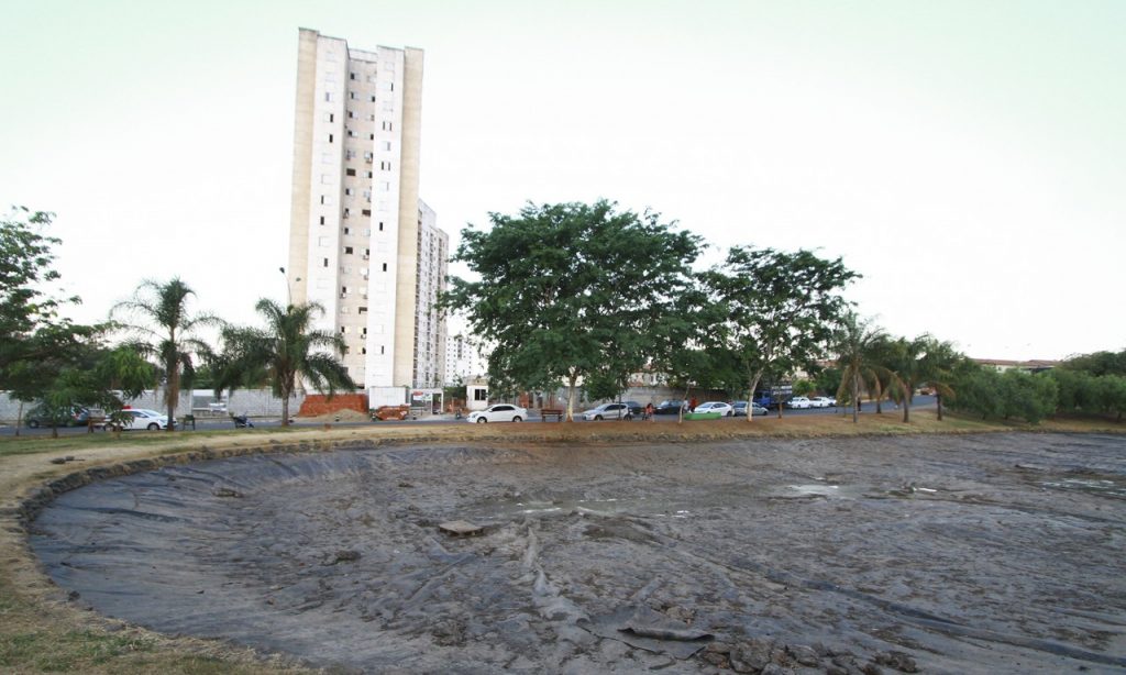Imagem Ilustrando a Notícia: Alta temperatura seca lagoa do Parque Jerivá em Goiânia