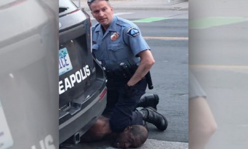 Imagem Ilustrando a Notícia: Policial que matou asfixiado homem negro vai preso nos EUA