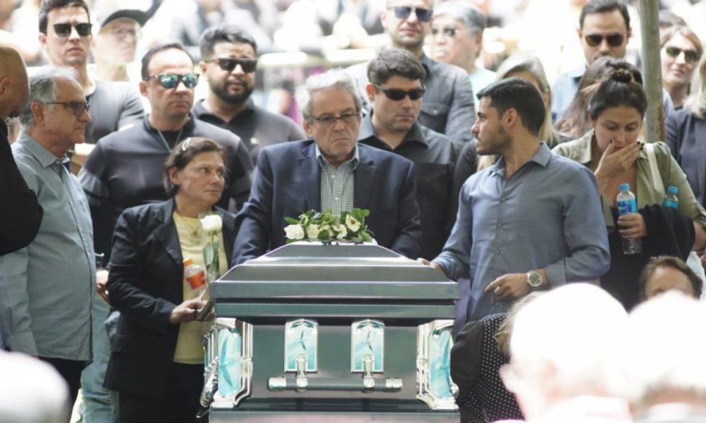 Imagem Ilustrando a Notícia: Sob aplausos e choro, corpo de Gugu Liberato é enterrado em SP