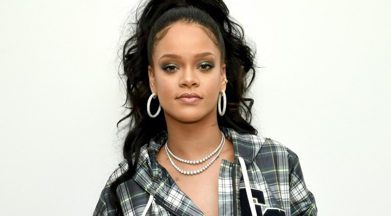Imagem Ilustrando a Notícia: Depois de sucesso na moda esportiva e maquiagem, Rihanna mira em lingeries