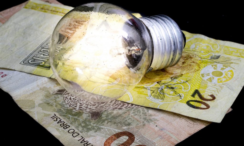 Imagem Ilustrando a Notícia: Aneel muda bandeira e tarifa de energia ficará mais barata