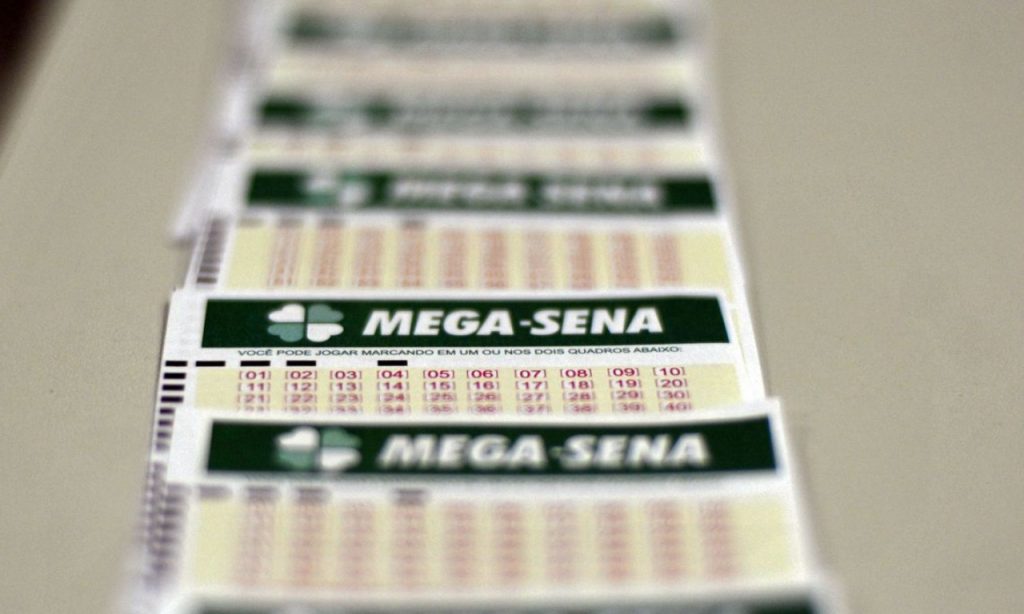 Imagem Ilustrando a Notícia: Mega-Sena acumula e vai pagar R$ 52 milhões na próxima quarta