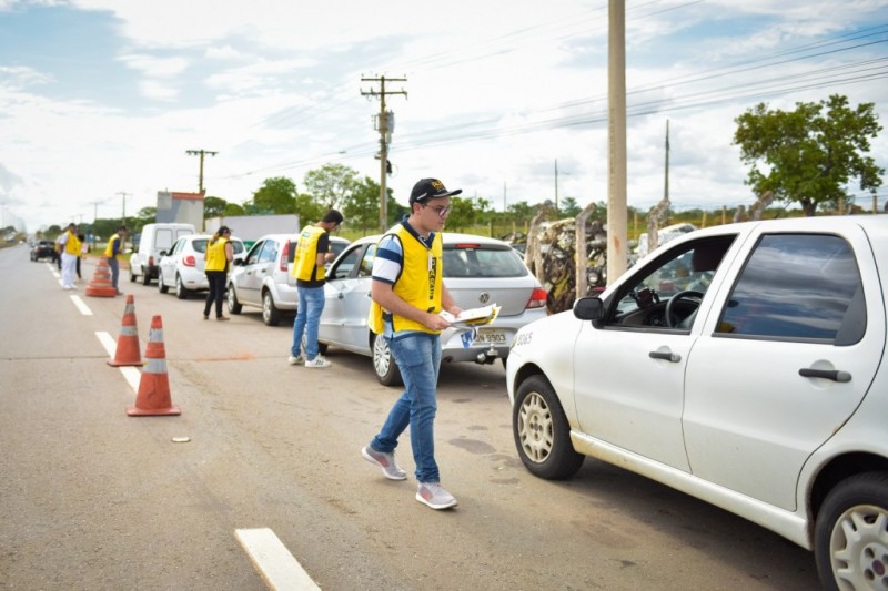 Imagem Ilustrando a Notícia: Cerca 1.500 motoristas recebem orientação do PARE do Hugol