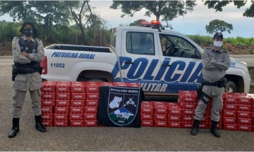 Imagem Ilustrando a Notícia: PM apreende 170 fardos de cerveja transportados sem nota fiscal em Davinópolis