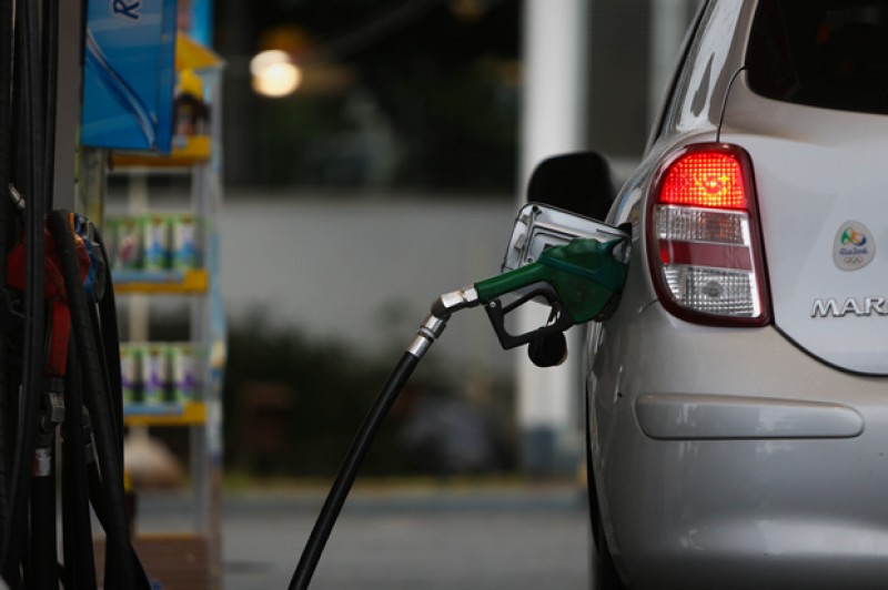 Imagem Ilustrando a Notícia: Gasolina e diesel sobem de preço nas refinarias