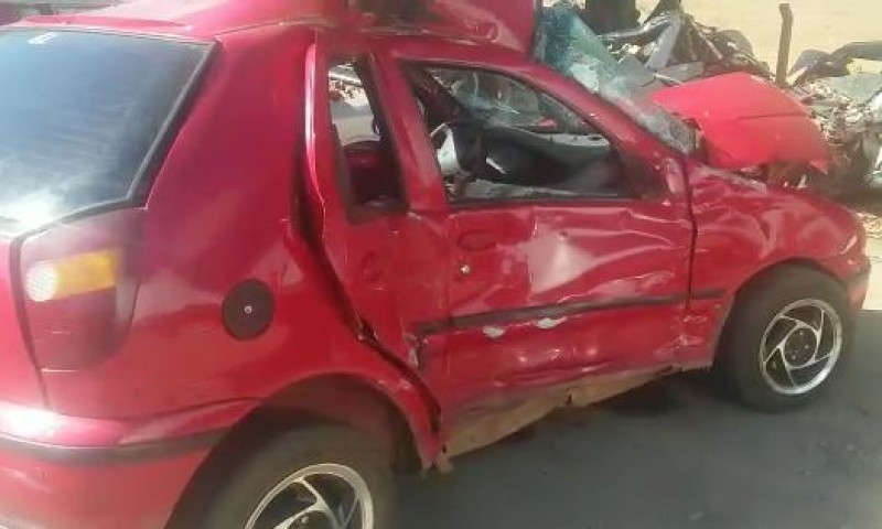 Imagem Ilustrando a Notícia: Colisão entre carreta e veículo deixa seis jovens gravemente feridos