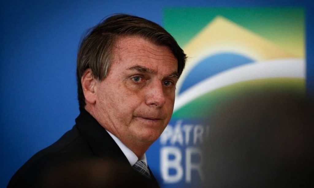 Imagem Ilustrando a Notícia: Para Bolsonaro, Brasil é o 5º que mais vacina, mas não o 2º que mais mata por Covid-19