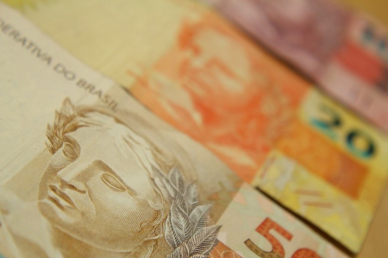 Imagem Ilustrando a Notícia: Cheque especial ficou mais caro em três bancos, diz Procon