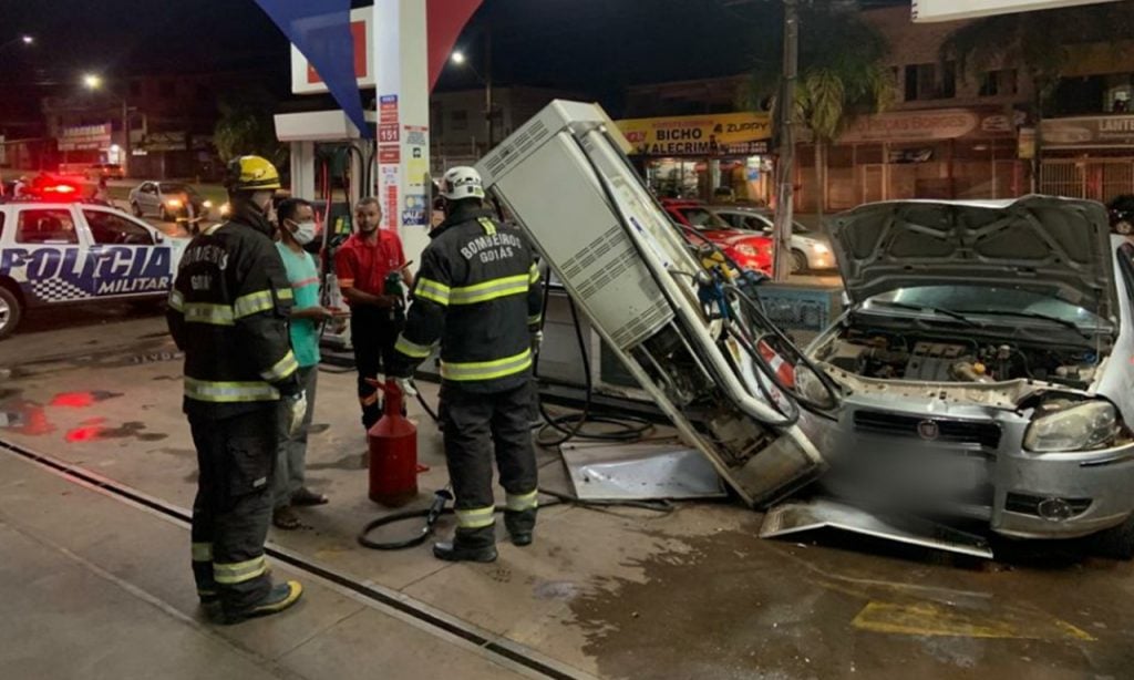 Imagem Ilustrando a Notícia: Carro colide contra bomba em posto de combustível na última noite do ano, em Águas Lindas