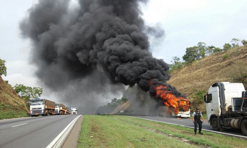 Imagem Ilustrando a Notícia: Ônibus com destino a Goiânia pega fogo e fica completamente destruído