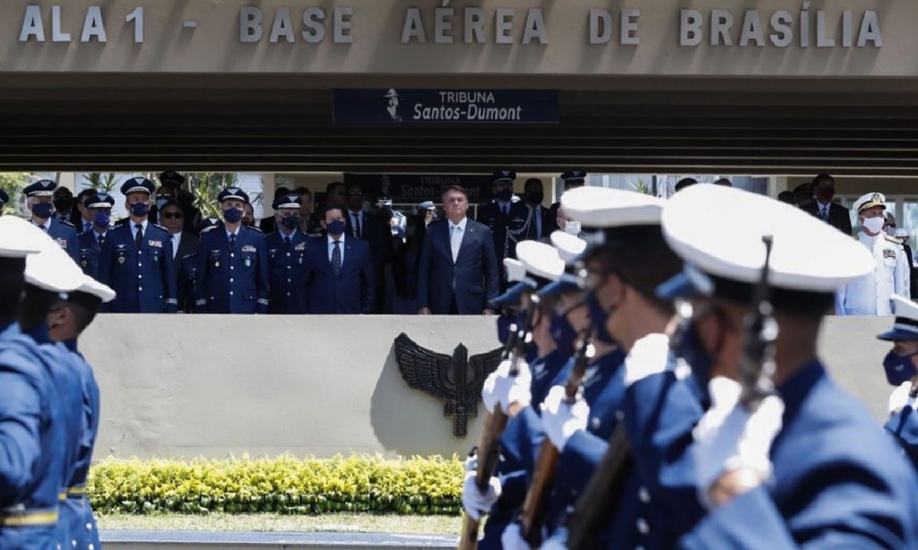 Imagem Ilustrando a Notícia: Bolsonaro destaca papel da Aeronáutica na comemoração de seus 80 anos