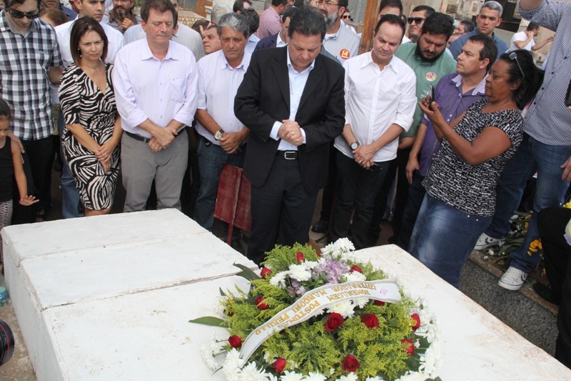 Imagem Ilustrando a Notícia: Em Itumbiara, Marconi presta homenagens às vítimas