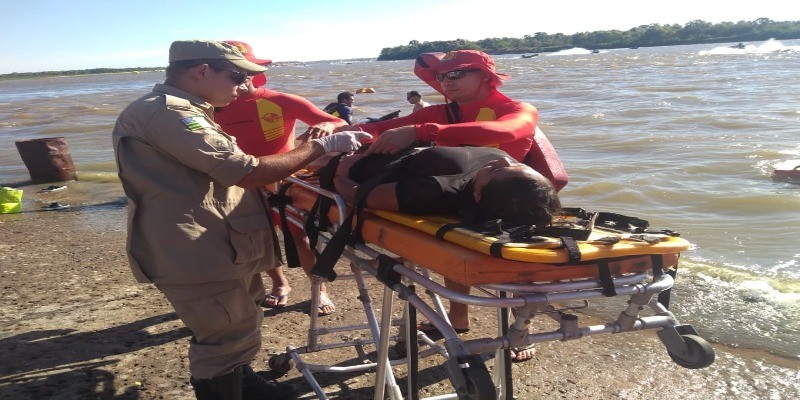 Imagem Ilustrando a Notícia: Bombeiros atendem vítima de queda de jet sky no Rio Araguaia