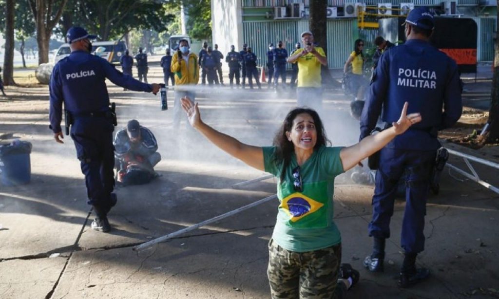 Imagem Ilustrando a Notícia: Governo do DF manda desmontar acampamento pró-Bolsonaro na Esplanada