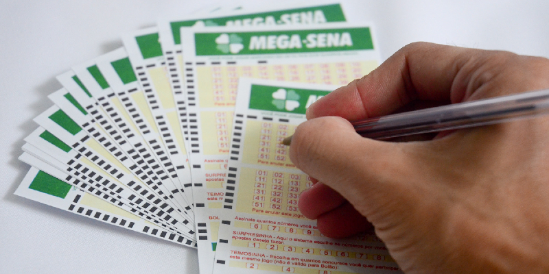 Imagem Ilustrando a Notícia: Mega-Sena acumula e prêmio principal deve pagar R$ 20 milhões