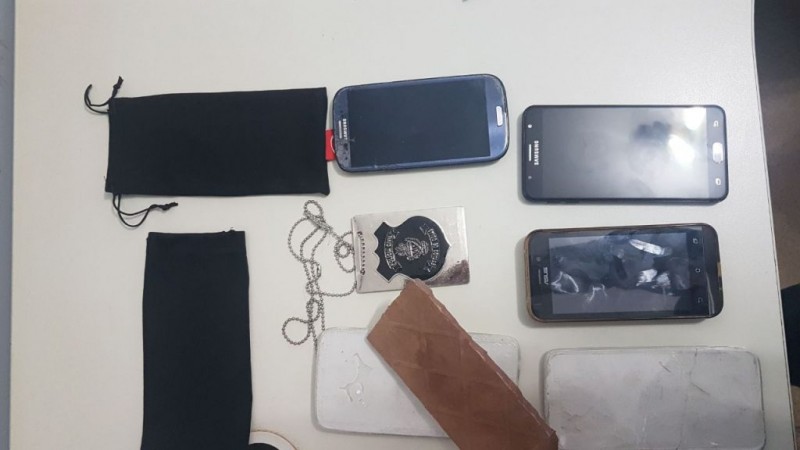 Imagem Ilustrando a Notícia: Polícia prende dupla que vendia celulares de gesso em Valparaíso