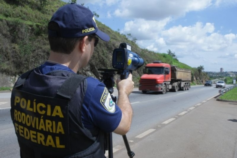 Imagem Ilustrando a Notícia: PRF registra 170 infrações a cada hora durante o feriado prolongado em Goiás