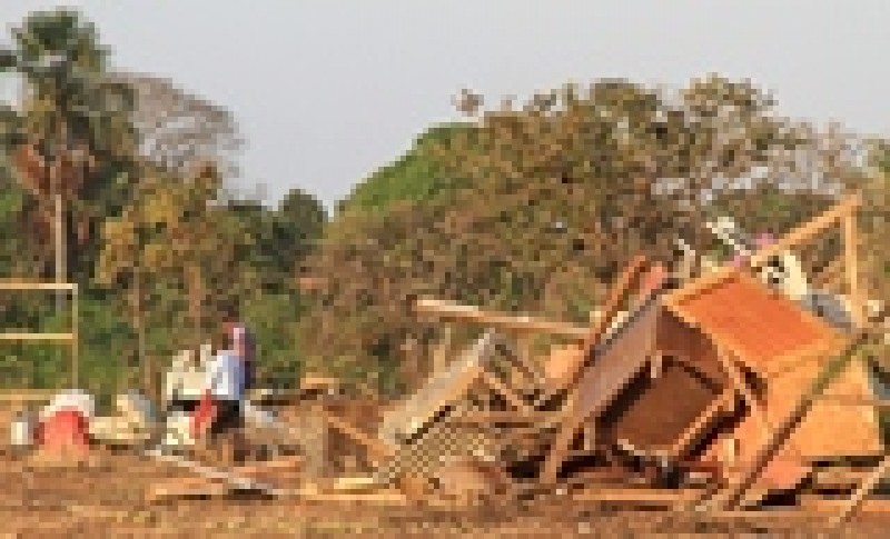 Imagem Ilustrando a Notícia: Famílias são obrigadas a desocupar terreno