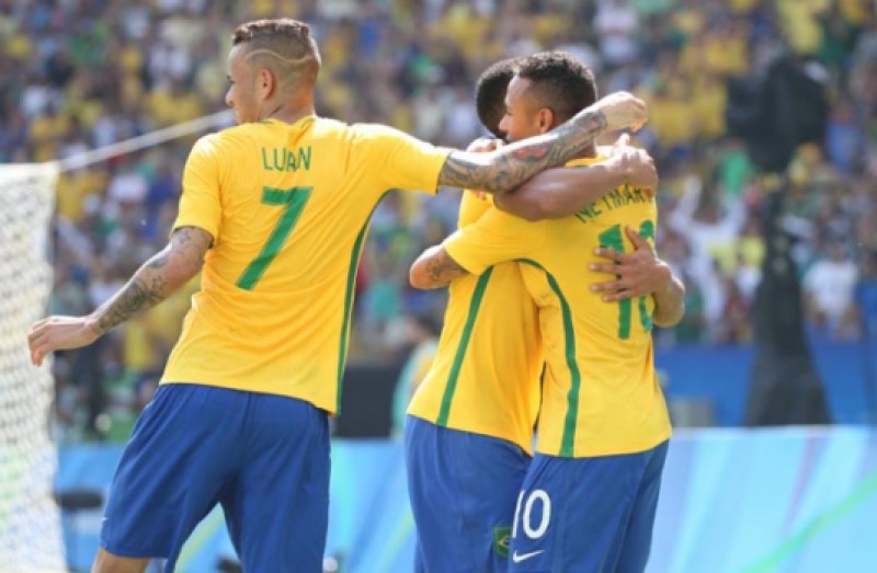 Imagem Ilustrando a Notícia: Brasil passeia em campo e disputará a medalha de Ouro no futebol