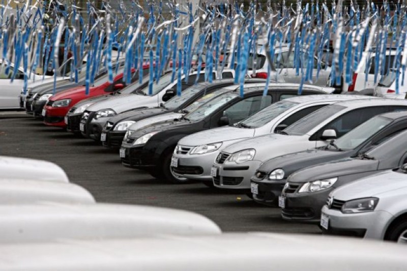 Imagem Ilustrando a Notícia: Vendas de automóveis novos caem 3,7% em abril