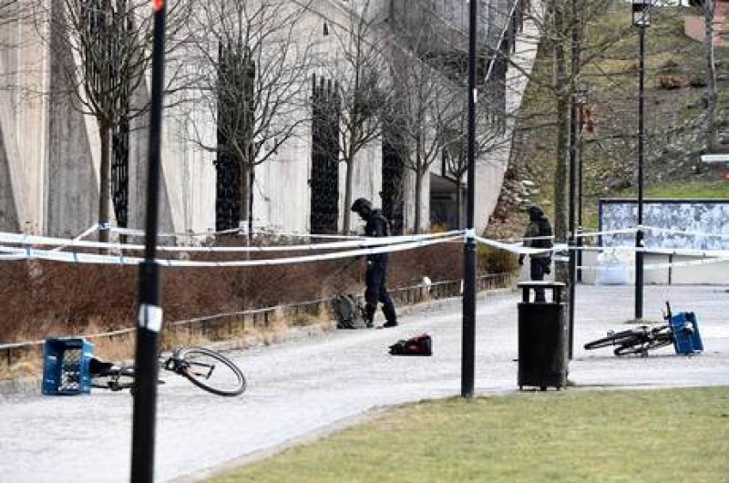 Imagem Ilustrando a Notícia: Explosão em frente a estação de metrô em Estocolmo deixa um morto