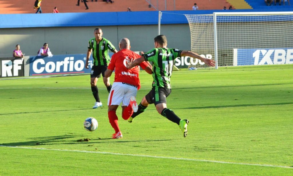 Imagem Ilustrando a Notícia: Vila Nova arranca empate, mas segue sem vencer no Serra Dourada