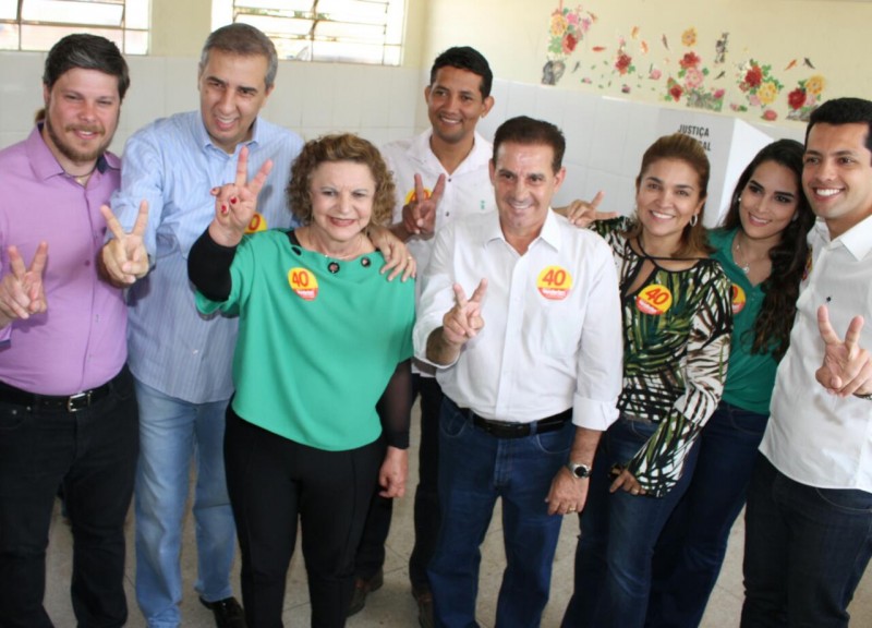Imagem Ilustrando a Notícia: Vanderlan vota acompanhado de Thiago Albernaz, José Eliton e Lúcia Vânia