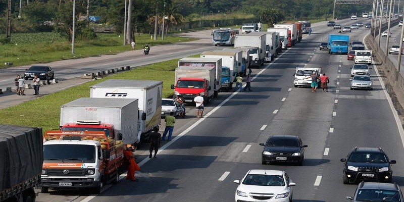 Imagem Ilustrando a Notícia: Greve dos caminhoneiros custará R$ 15 bilhões para a economia